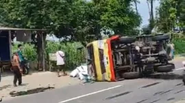 Sebuah truk penuh muatan pupuk pertanian terguling di Jalan Raya Desa Karangrejo, Kecamatan Kawedanan, Magetan, Jawa Timur, Kamis (9/5/2024).