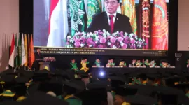 Menko Muhadjir memberikan pidato pada Wisuda Universitas Muhammadiyah Jakarta (UMJ) Periode Mei 2024, di Auditorium KH. Ahmad Azhar Bashir.