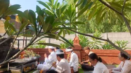 Anggota Polresta Sidoarjo, polsek jajaran beragama Hindu beserta keluarga dan umat Hindu melaksanakan ibadah Hari Suci Tilem di Pura Kertha Bumi Bhayangkara.