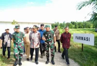 Menko PMK Muhadjir didampingi Pangdam Bukit Barisan dan Walikota Batam Muhammad Rudi dan unsur Forkopimda Kota Batam mengunjungi Rumah Sakit Khusus Infeksius (RSKI) Galang.