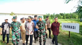 Menko PMK Muhadjir didampingi Pangdam Bukit Barisan dan Walikota Batam Muhammad Rudi dan unsur Forkopimda Kota Batam mengunjungi Rumah Sakit Khusus Infeksius (RSKI) Galang.