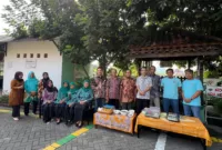 Tim juri independen mulai survei di lokasi didampingi Ketua RT 24 R. Bayu Aji dan penggerak dasa wisma.