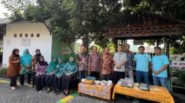 Tim juri independen mulai survei di lokasi didampingi Ketua RT 24 R. Bayu Aji dan penggerak dasa wisma.