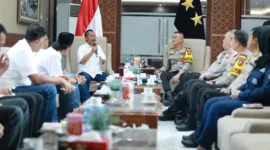 Ketua PWI Jatim Lutfil Hakim berbincang dengan Kapolda Jatim Irjen pol Imam Sugianto di Selasar Gedung Patuh, Mapolda Jatim, pada Kamis (2/5/2024).