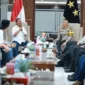 Ketua PWI Jatim Lutfil Hakim berbincang dengan Kapolda Jatim Irjen pol Imam Sugianto di Selasar Gedung Patuh, Mapolda Jatim, pada Kamis (2/5/2024).
