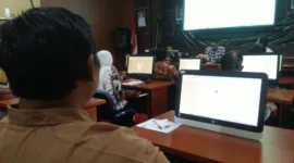 Peserta ikuti Test CAT Calon anggota PPK Pilkada 2024 di BKD Pemkab Sidoarjo.
