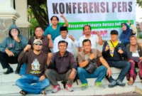 Puluhan aktivis gabungan dari lintas organisasi melakukan aksi di Paseban Alun-alun, depan pendopo Delta Wibawa, pada Rabu (8/5/2024). 