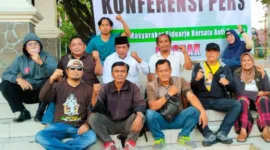 Puluhan aktivis gabungan dari lintas organisasi melakukan aksi di Paseban Alun-alun, depan pendopo Delta Wibawa, pada Rabu (8/5/2024). 