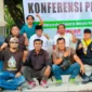 Puluhan aktivis gabungan dari lintas organisasi melakukan aksi di Paseban Alun-alun, depan pendopo Delta Wibawa, pada Rabu (8/5/2024). 