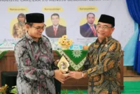 Menko Muhadjir berikan cinderamata pada perwakilan UMUKA.