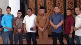 Plt Bupati Sidoarjo Subandi bersama para poltisi di Pendopo Delta Wibawa, Senin (13/5/2024). 