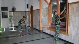 Anggota Satgas TMMD ke 120 Kodim 0816/Sidoarjo lakukan bersih-bersih di Masjid Jami' Baitur Ridwan sebelum melaksanakan sholat Jum'at berjamaah.