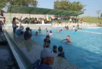 Anak-anak ketika menjajal kolam renang hills view Desa Sukosari, Madiun.