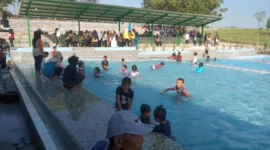 Anak-anak ketika menjajal kolam renang hills view Desa Sukosari, Madiun.