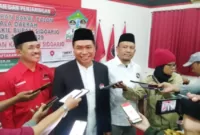 H. Sugiono berikan keterangan usai daftar sebagai Bacabup Sidoarjo melalui PDI Pejuangan.
