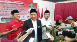 H. Sugiono berikan keterangan usai daftar sebagai Bacabup Sidoarjo melalui PDI Pejuangan.