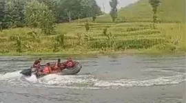 Tim SAR gabungan menyusuri perairan Waduk Kedungbendo Ngawi untuk mencari korban.