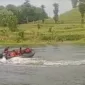 Tim SAR gabungan menyusuri perairan Waduk Kedungbendo Ngawi untuk mencari korban.