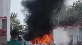 Sebuah minibus yang terbakar usai isi BBM di SPBU Takeran Magetan.