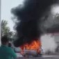 Sebuah minibus yang terbakar usai isi BBM di SPBU Takeran Magetan.