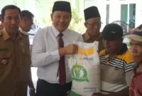 Plt Bupati Sidoarjo Subandi secara simbolis menyerahkan bantuan kepada warga.