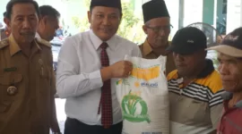 Plt Bupati Sidoarjo Subandi secara simbolis menyerahkan bantuan kepada warga.
