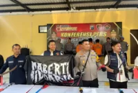 Wakapolresta Sidoarjo Deny Agung Andriana bersama anggota konferensi pers terkait aksi tawuran remaja, Senin (20/5/2024).