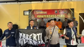 Wakapolresta Sidoarjo Deny Agung Andriana bersama anggota konferensi pers terkait aksi tawuran remaja, Senin (20/5/2024).