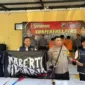 Wakapolresta Sidoarjo Deny Agung Andriana bersama anggota konferensi pers terkait aksi tawuran remaja, Senin (20/5/2024).