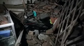 Kondisi reruntuhan rumah yang atapnya ambruk.