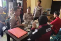 Personel Polri ketika lakukan pemeriksaan kesehatan.