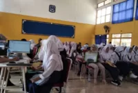 Para PPDB saat antri mendaftar di SMAN 2 Mejayan.