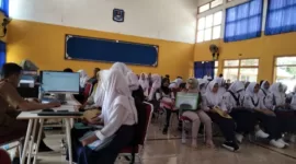 Para PPDB saat antri mendaftar di SMAN 2 Mejayan.