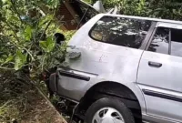 Sebuah minibus berpenumpang 7 orang termasuk pengemudi warga Kecamatan Cepu, Kabupaten Blora Terbalik di Parit. (Dok. Fin)