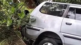Sebuah minibus berpenumpang 7 orang termasuk pengemudi warga Kecamatan Cepu, Kabupaten Blora Terbalik di Parit. (Dok. Fin)