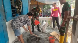 Pasukan Satgas TMMD ke-120 Kodim 0816/Sidoarjo bersama warga renovasi rumah di Desa Penambangan Sidoarjo.