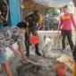 Pasukan Satgas TMMD ke-120 Kodim 0816/Sidoarjo bersama warga renovasi rumah di Desa Penambangan Sidoarjo.