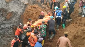 Tim gabungan melakukan operasi pencarian korban pasca longsor yang melanda Dusun Supit, Desa Pronojiwo, Kecamatan Pronojiwo, Lumajang, Jawa Timur pada Selasa (4/6/2024). (Dok. BPBD Kab Lumajang)