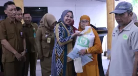 Plt.Ketua TP.PKK Kabupaten Sidoarjo dr. Sriatun Subandi secara simbolis berikan bantuan pangan kepada warga.