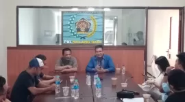 Ketua PWI Malang Raya, Ir. Cahyono menyambut baik kedatangan Ardantya Syahreza di kantor Persatuan Wartawan Indonesia (PWI) Malang Raya, Senin (10/6/2024).