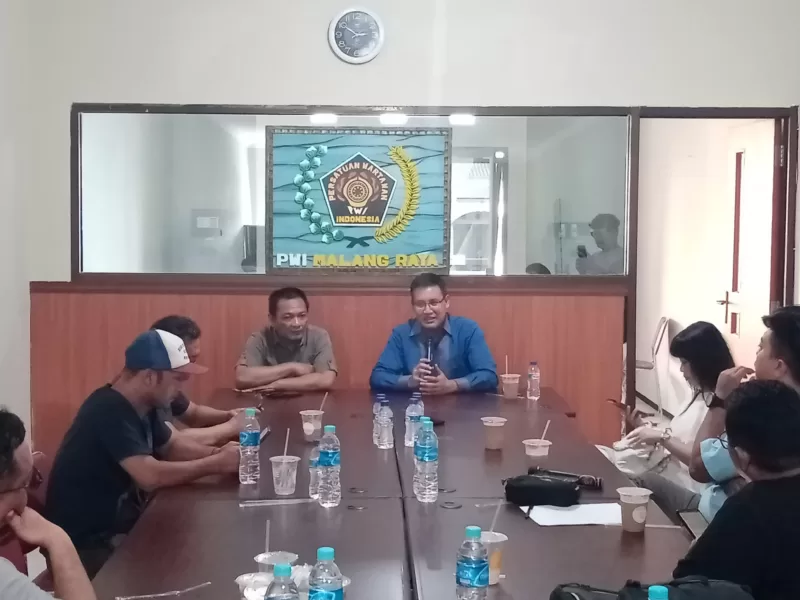 Ketua PWI Malang Raya, Ir. Cahyono menyambut baik kedatangan Ardantya Syahreza di kantor Persatuan Wartawan Indonesia (PWI) Malang Raya, Senin (10/6/2024).