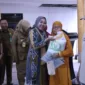 Plt.Ketua TP.PKK Kabupaten Sidoarjo dr. Sriatun Subandi secara simbolis berikan bantuan pangan kepada warga.