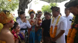 Menko Muhadjir disambut oleh warga di Pura Parahyangan Agung Jagatnatha Pasundan, Desa Sukahurip, Kecamatan Sukatani, Kabupaten Bekasi, Jawa Barat, pada Minggu (23/6/2024).