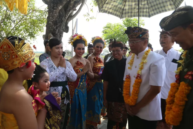 Menko Muhadjir disambut oleh warga di Pura Parahyangan Agung Jagatnatha Pasundan, Desa Sukahurip, Kecamatan Sukatani, Kabupaten Bekasi, Jawa Barat, pada Minggu (23/6/2024).