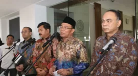 Menko Muhadjir didampingi Menko Polhukam Hadi Tjahjanto, Menkominfo Budi Arie Setiadi beri keterangan terkait pemberantasan judi online, pada Selasa (25/6/2024).