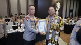 Kapolda Jawa Timur Irjen. Pol. Imam Sugianto serahkan penghargaan kepada Kapolresta Sidoarjo Kombes. Pol. Christian Tobing, Senin (3/6/2024).