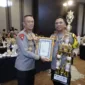 Kapolda Jawa Timur Irjen. Pol. Imam Sugianto serahkan penghargaan kepada Kapolresta Sidoarjo Kombes. Pol. Christian Tobing, Senin (3/6/2024).