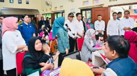 Presiden Jokowi dan Menko Muhadjir saat kunjungi kegiatan Pengukuran dan Intervensi Serentak Pencegahan Stunting pada Selasa (11/6/2024).