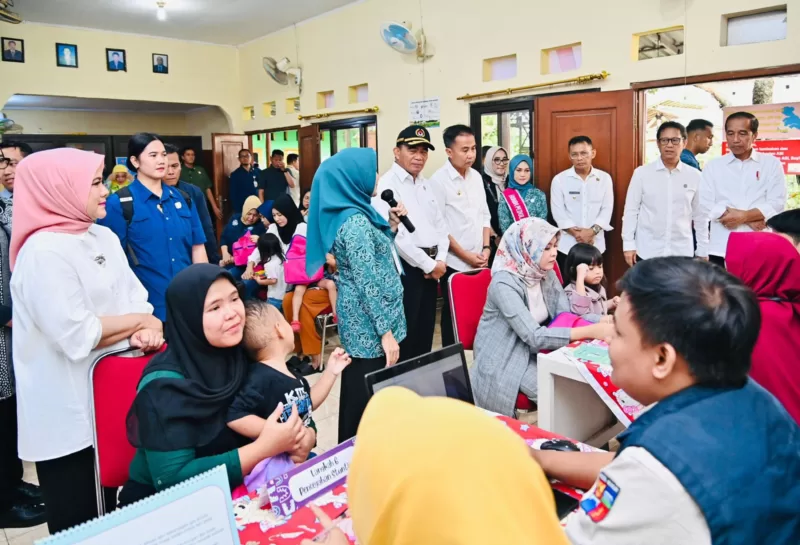 Presiden Jokowi dan Menko Muhadjir saat kunjungi kegiatan Pengukuran dan Intervensi Serentak Pencegahan Stunting pada Selasa (11/6/2024).