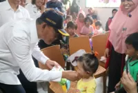 Menko Muhadjir saar beriteraksi dengan anak kecil.